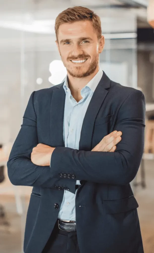 Un homme professionnel du secteur Propreté, incarnant rigueur et excellence dans un environnement propre et ordonné