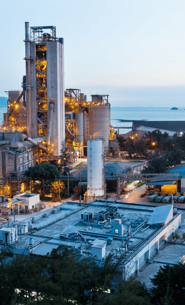 Vue panoramique d’une usine industrielle avec ses bâtiments et installations extérieures, représentant un site de production en activité