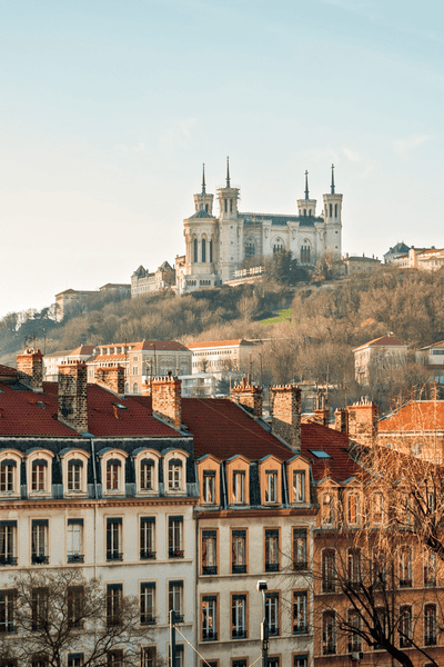 Vue de Lyon, ville clé pour le recrutement dans le secteur industriel, avec ses infrastructures modernes et son environnement propice à l’innovation